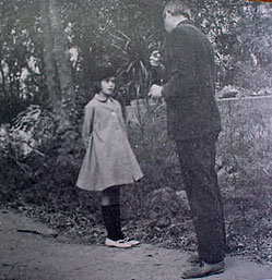La pequeña Nuri Pereña en escena de En el balcón vacío