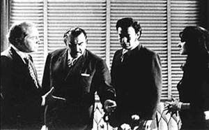 Rossano Brazzi, Emilio Indio Fernández y Flor Procuna en escena de Derecho de asilo
