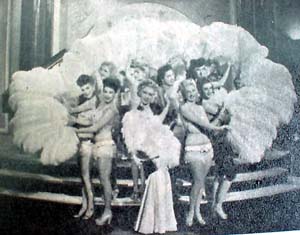 Rosita Fornés y las "Scandals Girls", en escena de Se acabaron las mujeres