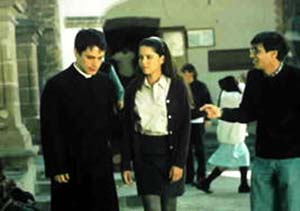 Gael García Bernal y Ana Claudia Talancón en El Crimen del Padre Amaro