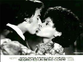 Escena de la película Negro es un bello color