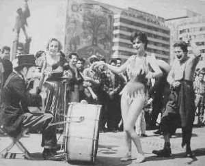 Aarón Hernán, Fanny Schiller, Alma Delia Fuentes y Joaquín Cordero, en escena de La risa de la ciudad