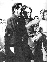 El realizador Ismael Rodríguez acompañado del actor japonés Toshiro Mifune