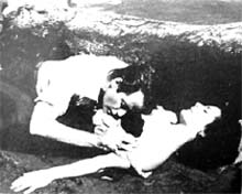Julio Alemán y Elsa Aguirre en escena de Sólo de noche vienes
