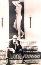 Rodolfo Usigli. Al fondo una pintura de Manuel Rodríguez Lozano. Beirut, 1961.